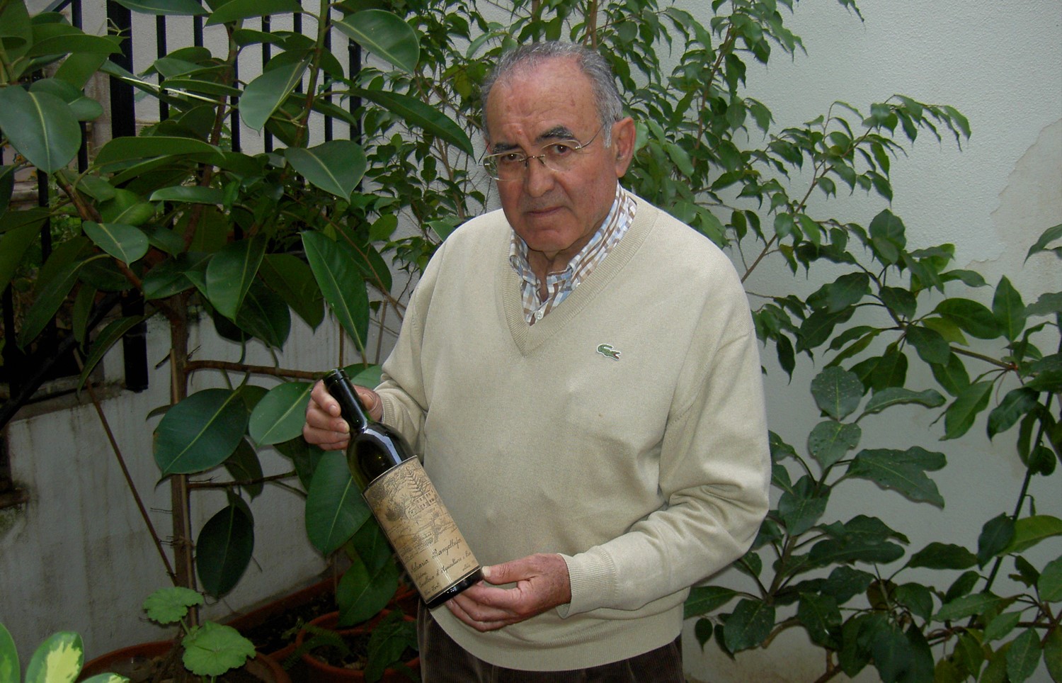 Con una botella del primer vino de la recuperada Malvasia de Banyalbufar con su contribución. 